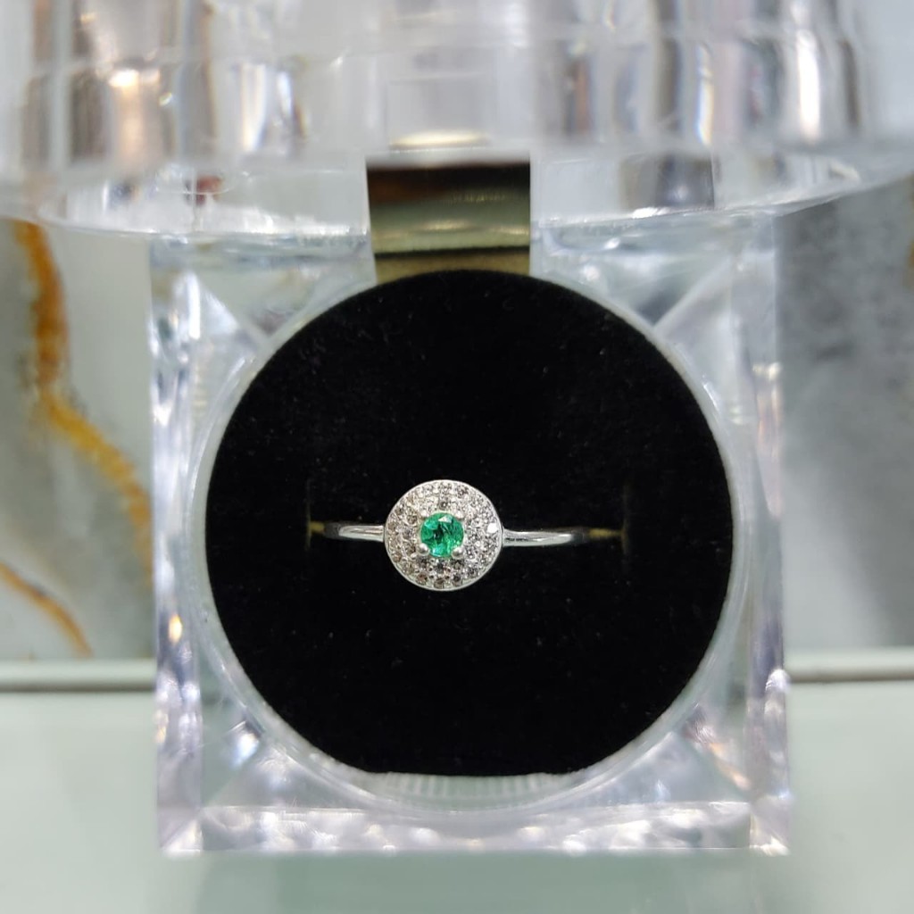 Anillo dama halo en plata ley 925 con esmeralda natural