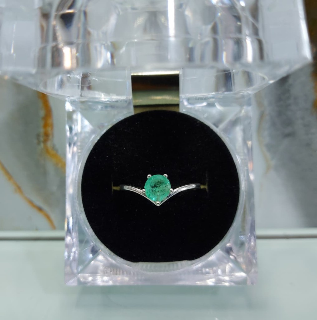 Anillo plata con esmeralda solitario chevron