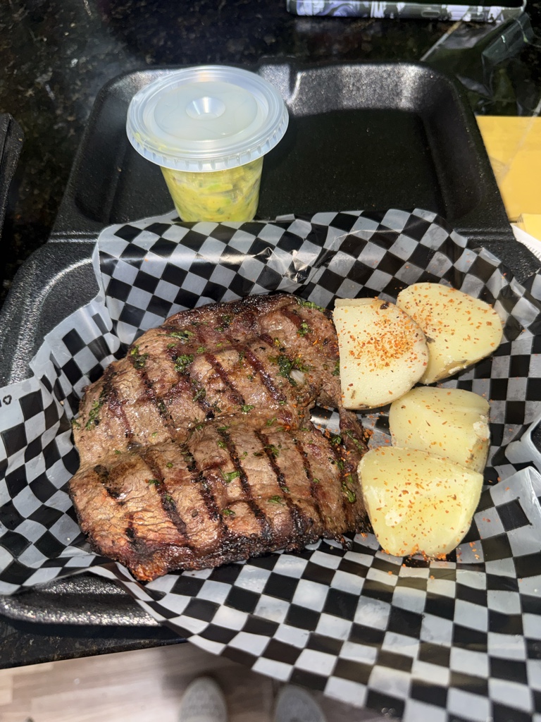 Churrasco a la parrilla con guacamole