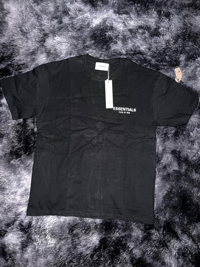 Essentials con blanco playera negra