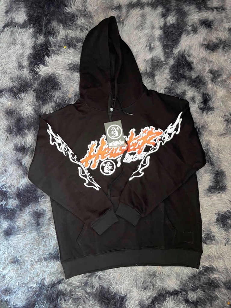 Sudadera negra con capucha