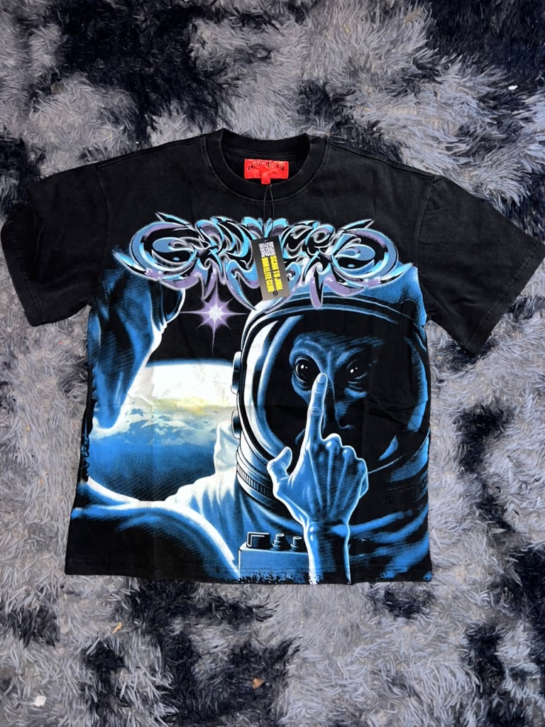 Camiseta negra oversize grafica astronauta