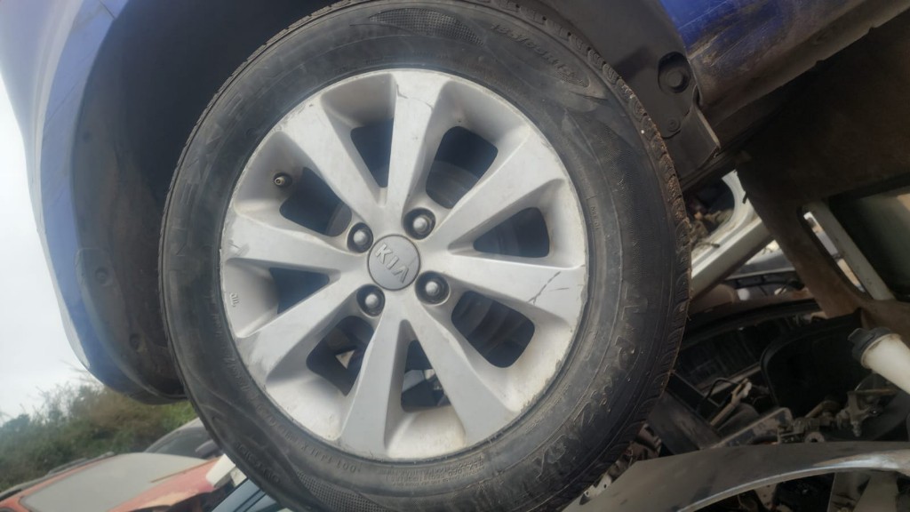 Juego de llantas las 4 con neumáticos Kia rio 5 2014