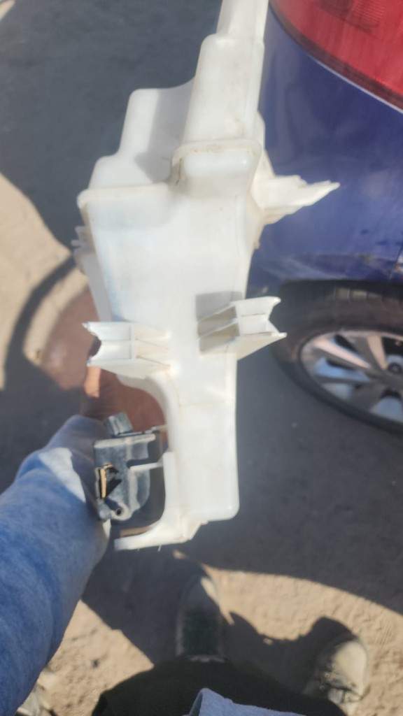 Depósito lavaparabrisas con detalles Kia rio5 1.4 2014