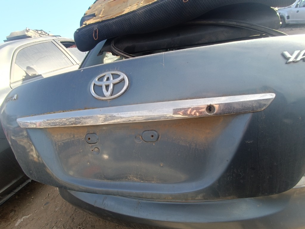 Maletero con embellecedor y logo Toyota New Yaris 2010