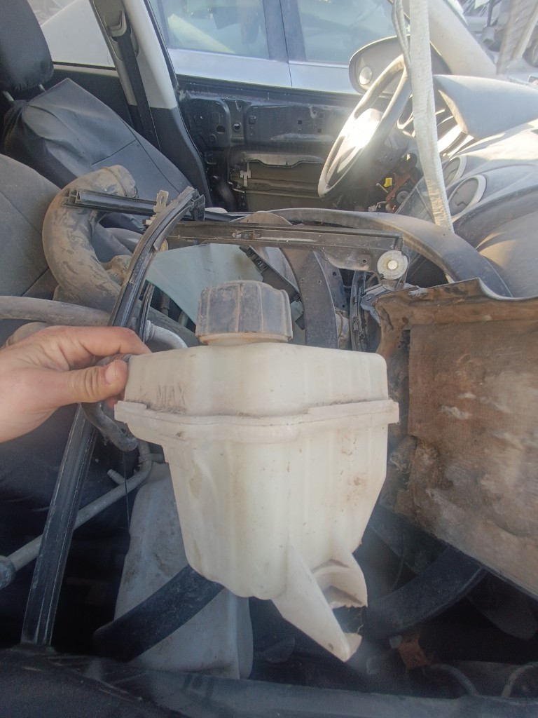 Deposito de agua con detalles Nissan qashqai 2.0 2014