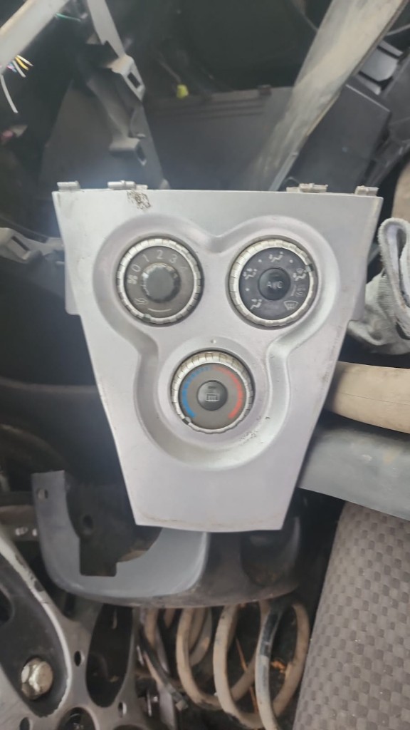 Bisel con consola de AC Toyota new Yaris 2010