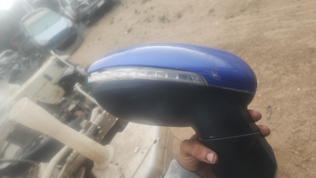 Retrovisor de copiloto con detalle de kia rio 5 2014