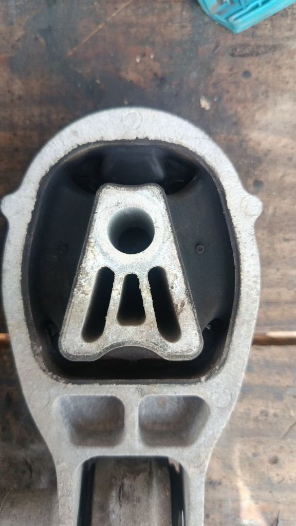 Soporte de caja trasero MG ZS 2021