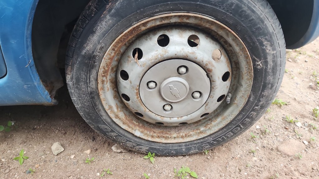 Aro con neumático y tapa original C/U Chevrolet spark LT 2008