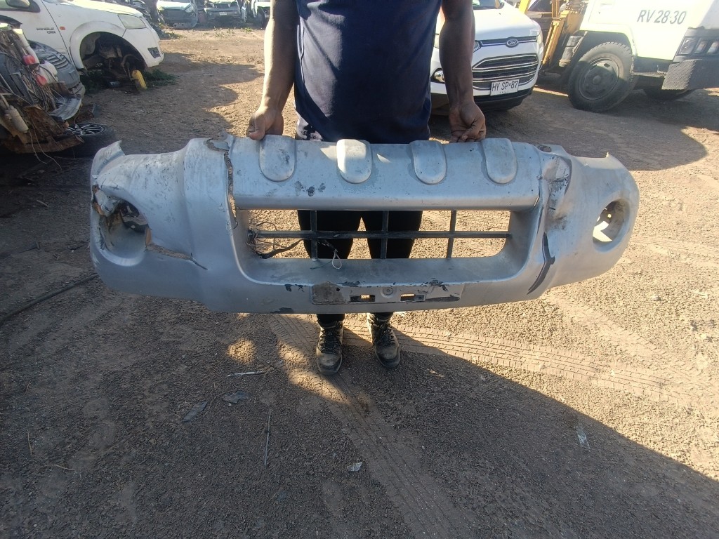 Parachoque delantero con detalles Nissan Terreno Japonesa 2006 al 2014