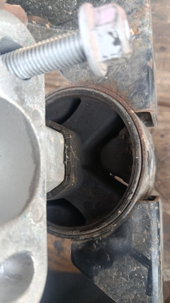 Soporte de caja de cambios izquierdo MG ZS 2021