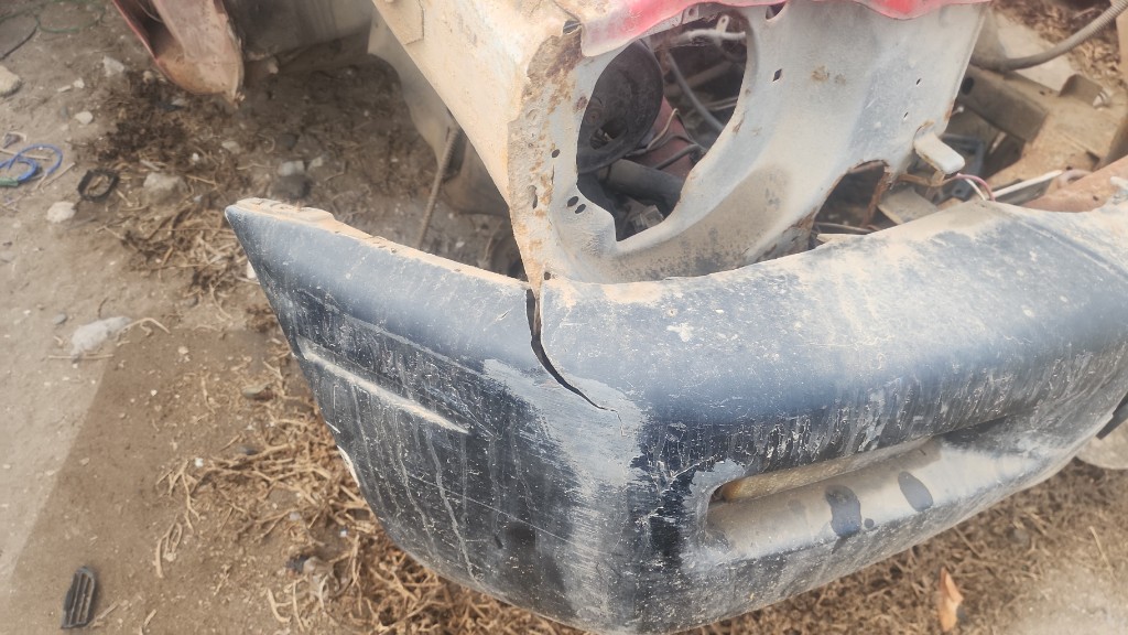 Parachoque delantero con detalles de mitsubishi l 200 año 2004