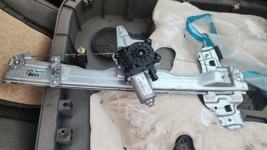 Cremallera de alzavidrio electrica delantera C/U Maxus T60 2021
