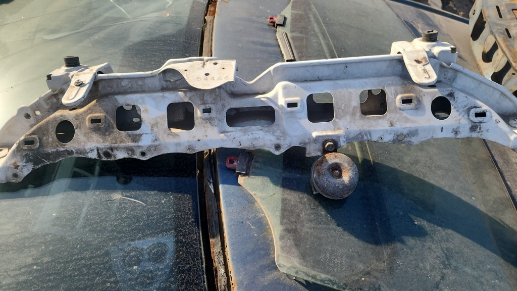 Soporte superior de radiador Toyota new Yaris 2010