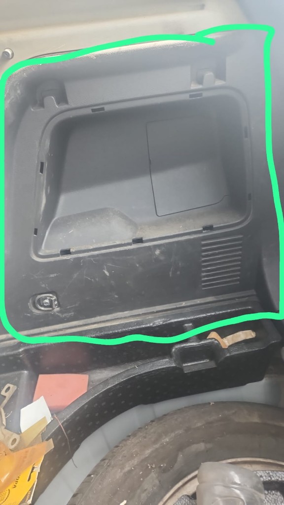 Tapiz lateral de maletero lado chofer Chevrolet tracker 2014 al 2018