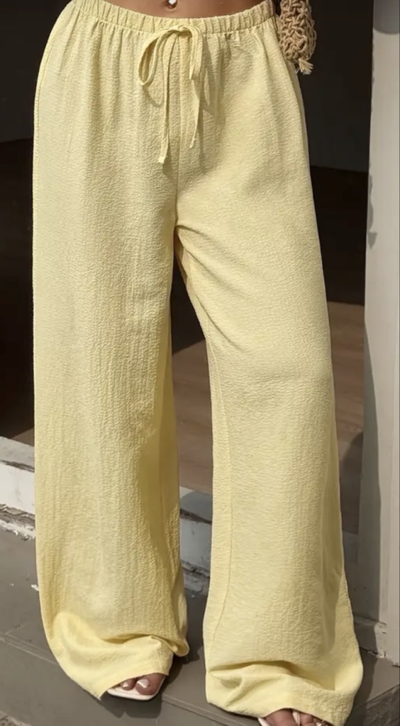 Pantalón amarillo suelto