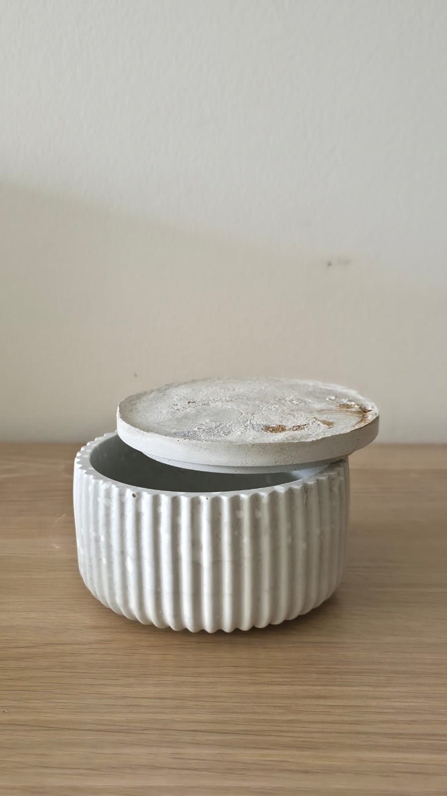 Cofre decorativo gris con tapa
