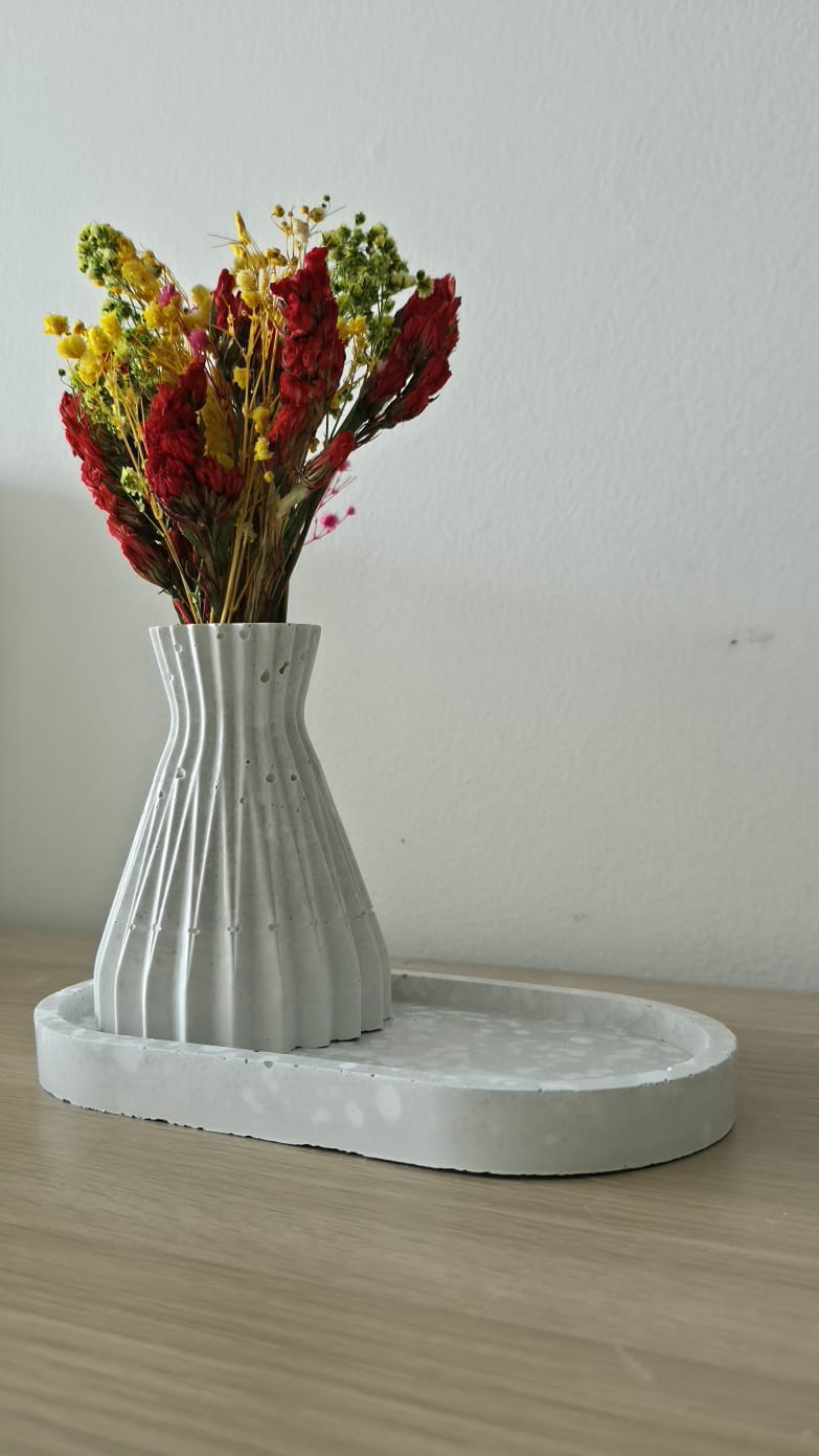 Base y Florero decorativo blanco con flores secas