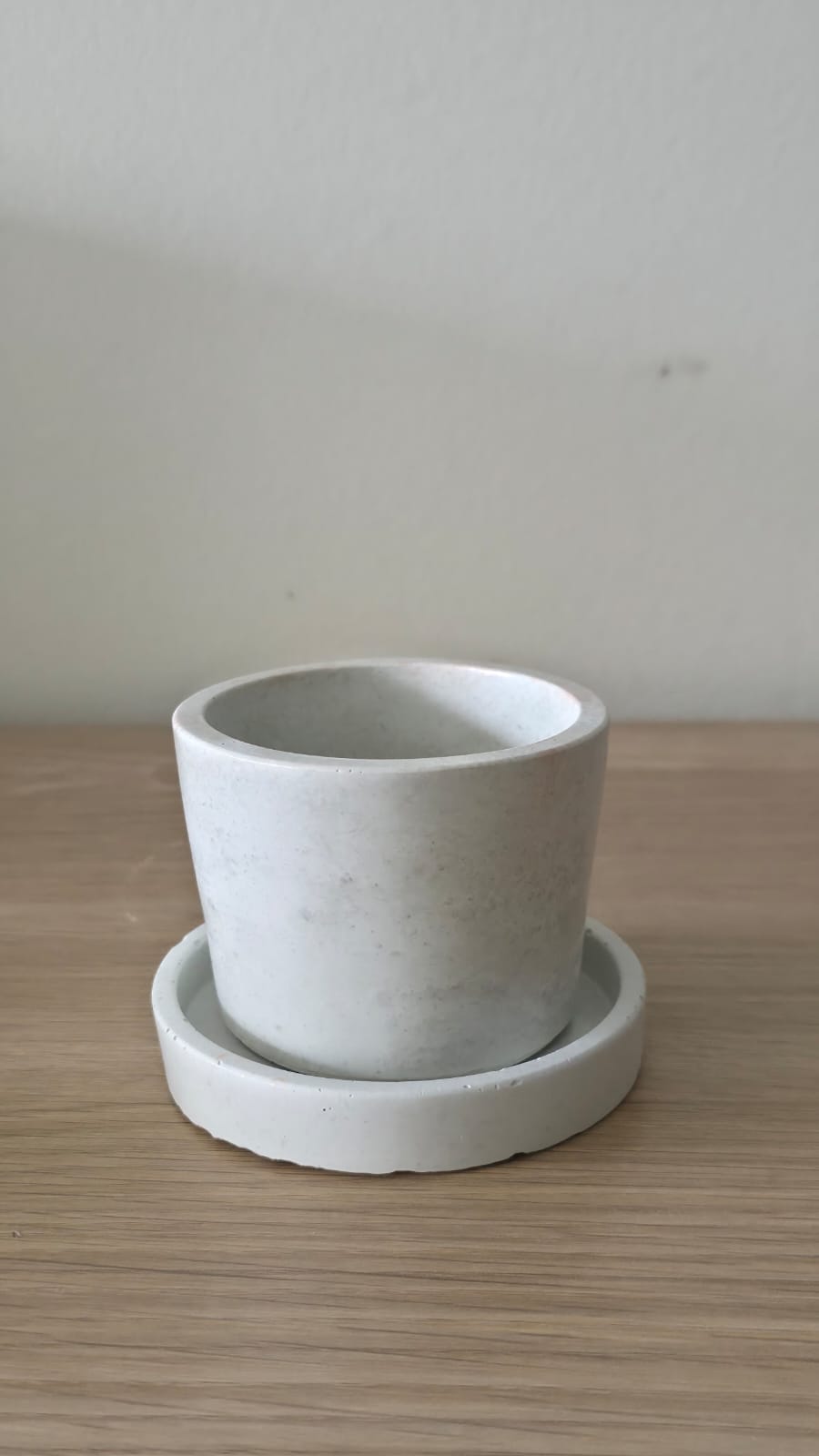 Maceta de cemento blanca con plato