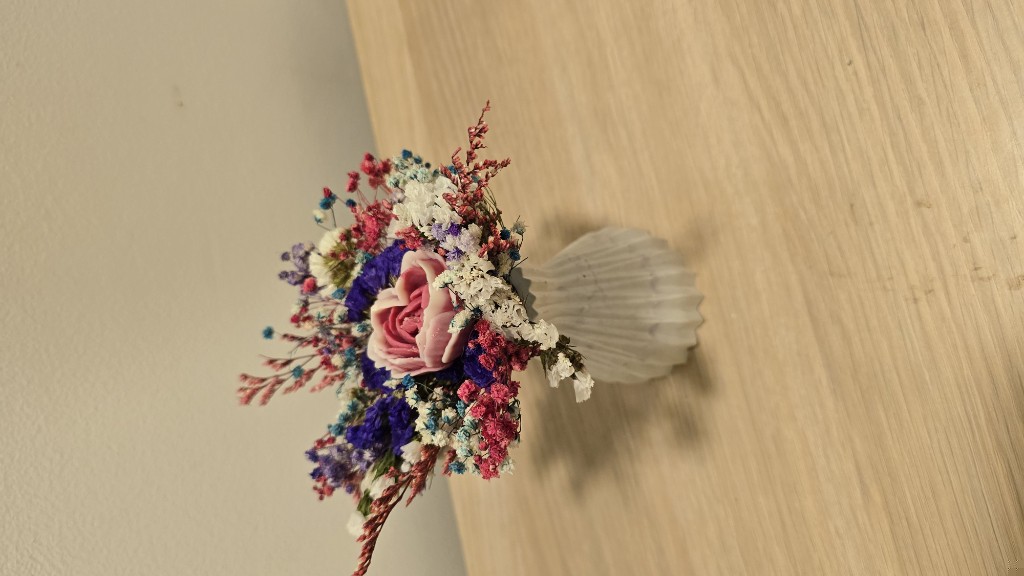 Arreglo floral rosa en florero blanco