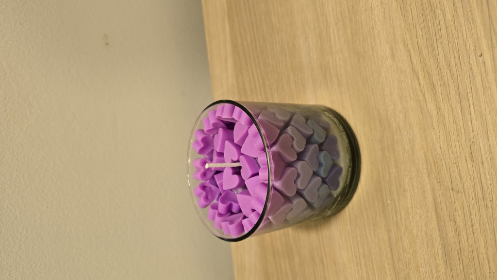 Vela morada en vaso