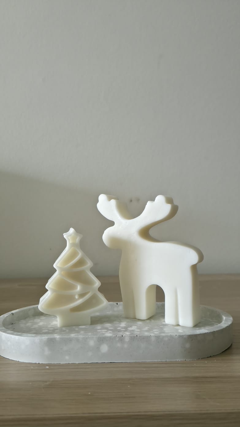 Decoración navideña con árbol y reno