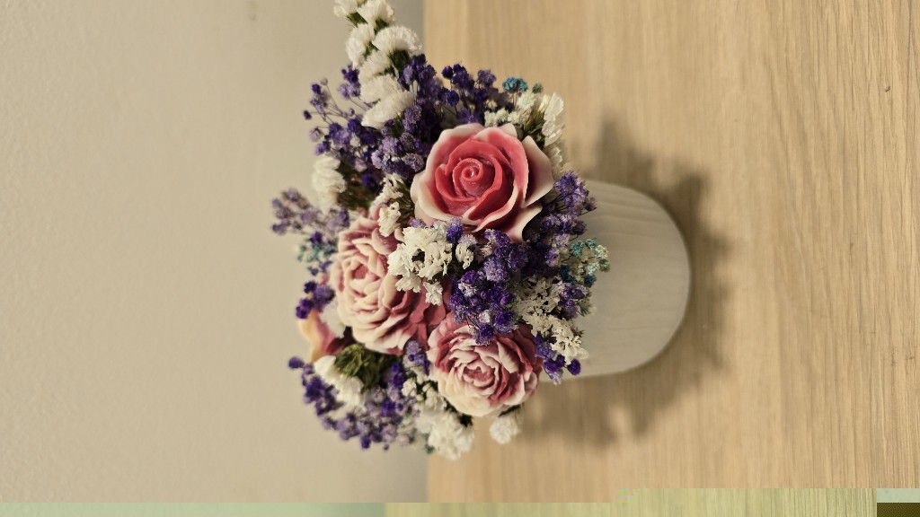 Arreglo floral rosado en maceta blanca
