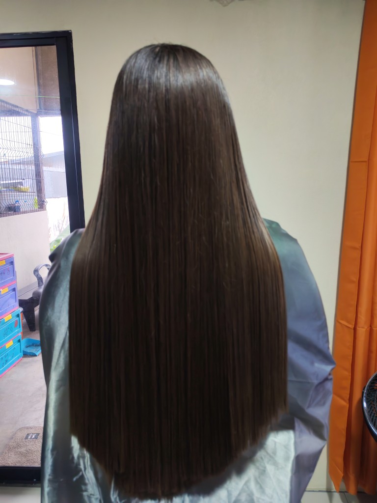 Cabello liso castaño largo