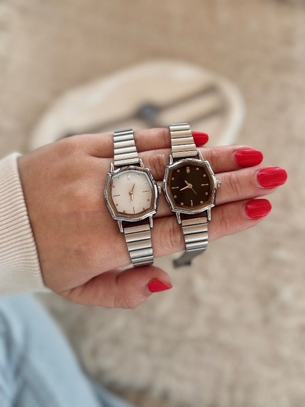 Reloj plateado cuadrado
