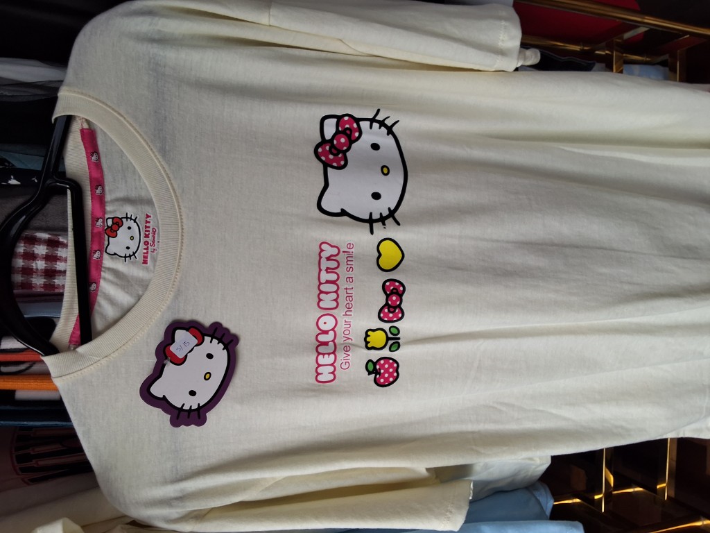 x Oversize Hello Kitty