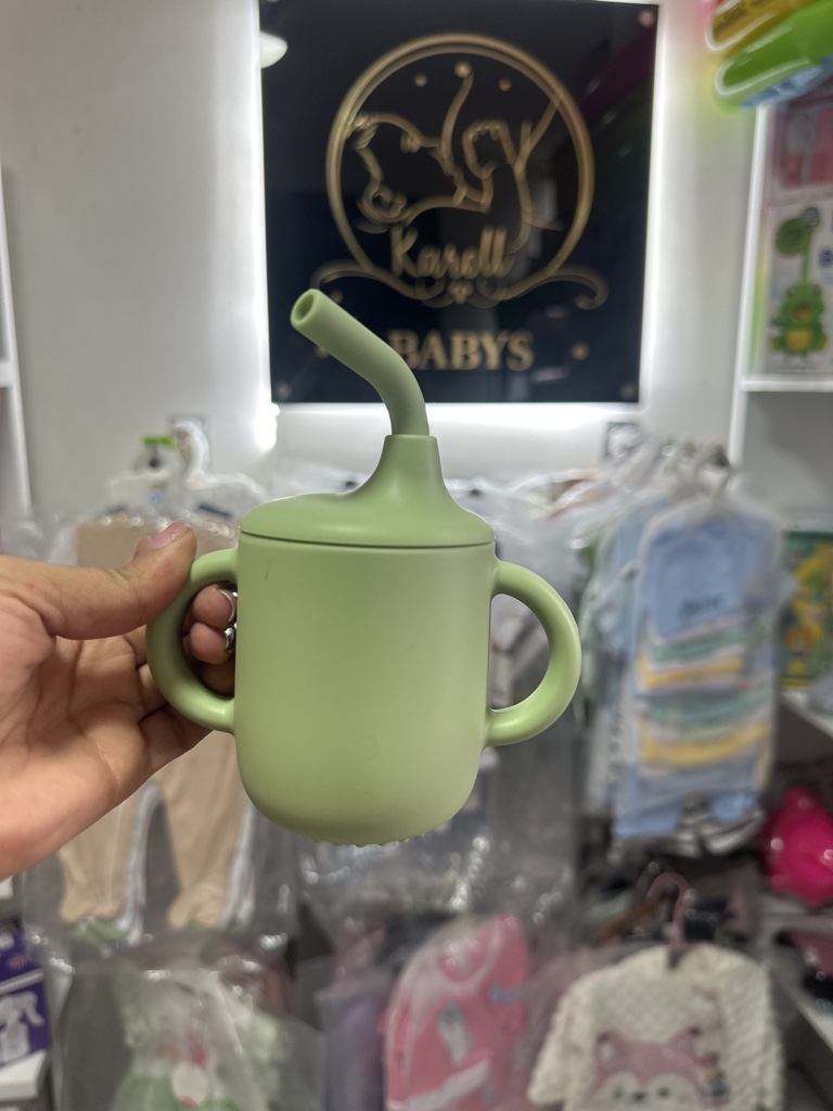 Vaso entrenador verde con pitillo