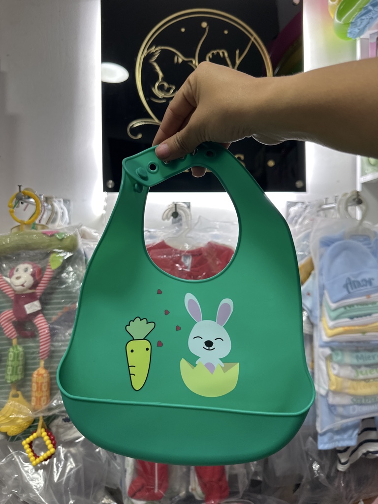Babero verde con bolsillo