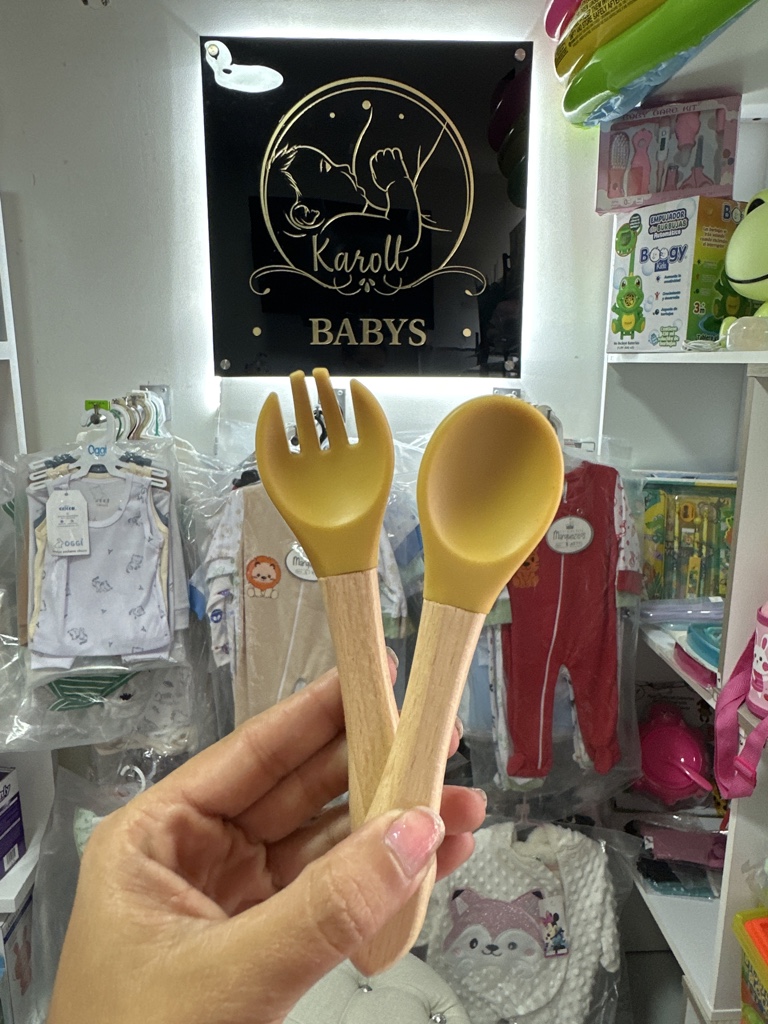 Cubiertos en madera y silicona