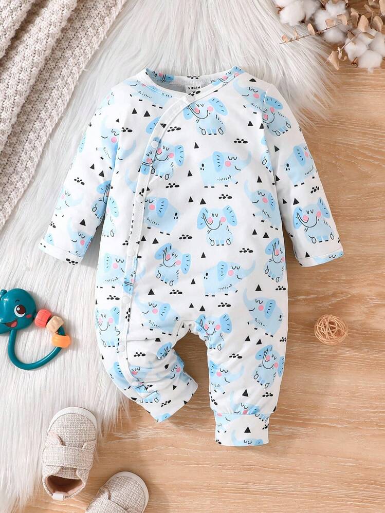 mameluco para bebé presenta un tierno estampado integral de elefantes azules sobre fondo blanco con detalles geométricos negros.