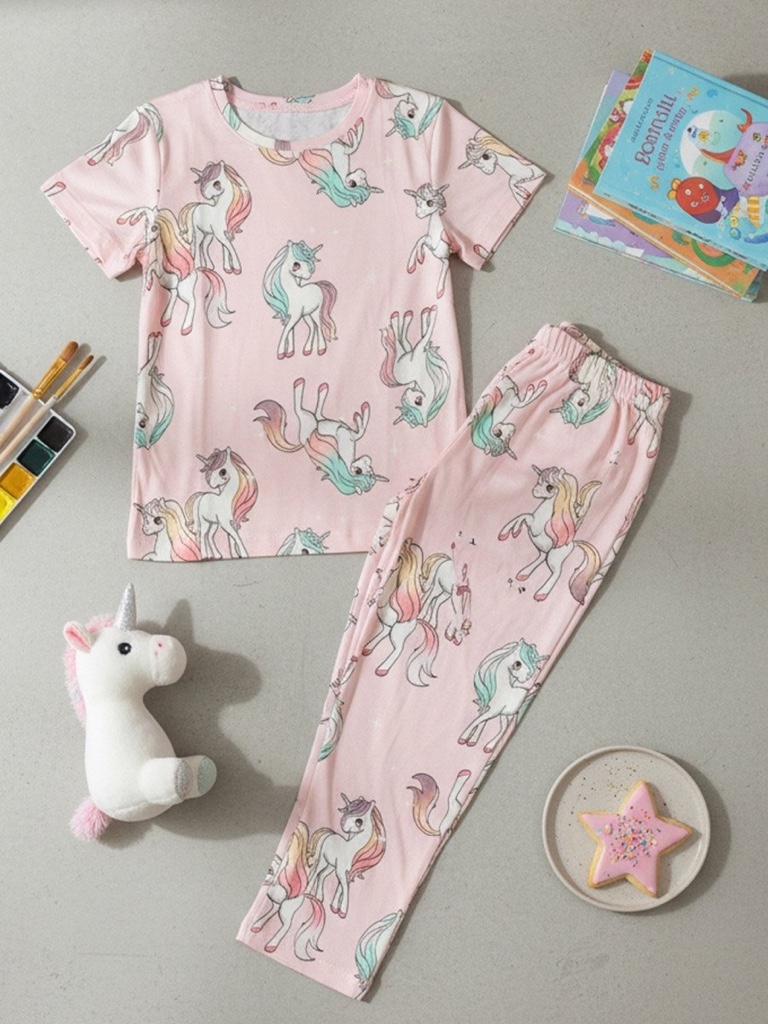 Este adorable conjunto de pijama rosa de SHEIN para niña destaca por su alegre estampado integral de unicornios con crines multicolores.
