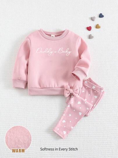 Este conjunto Cozy Pixies presenta una sudadera rosa con el texto "Daddy's Mini" y pantalones a juego con estampado de corazones.