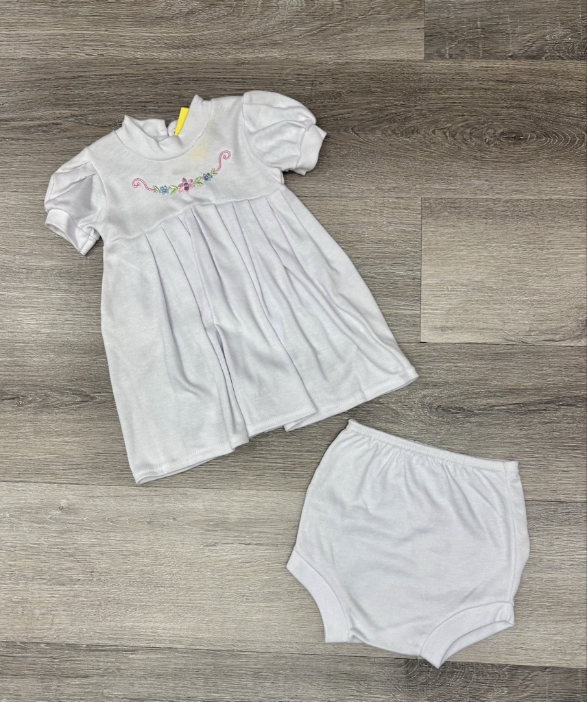 Este vestido blanco para bebé,cuenta con un delicado bordado floral en el pecho.