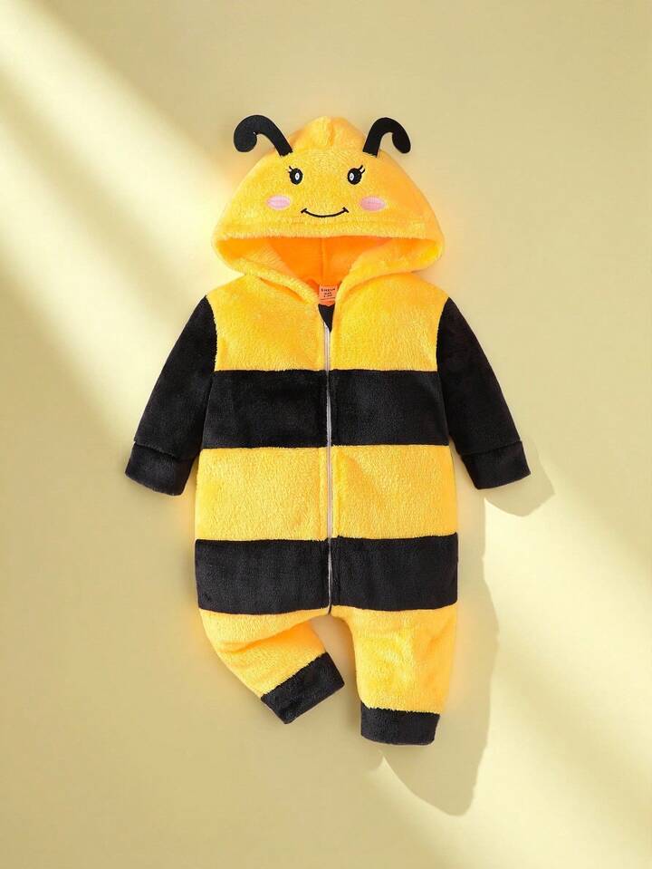 Este mameluco peluche de abeja para bebé de Amazon.com.tr cuenta con un diseño de rayas amarillas y negras y cierre frontal de cremallera.