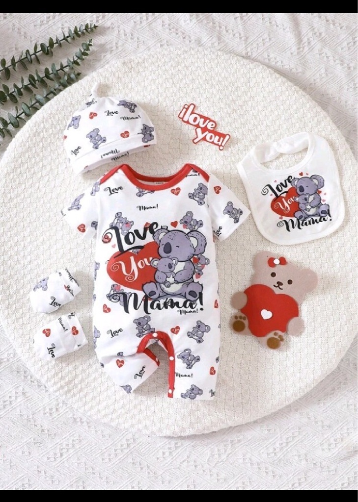 Este mameluco para recién nacido es de la  y presenta un estampado de koalas con corazones rojos.