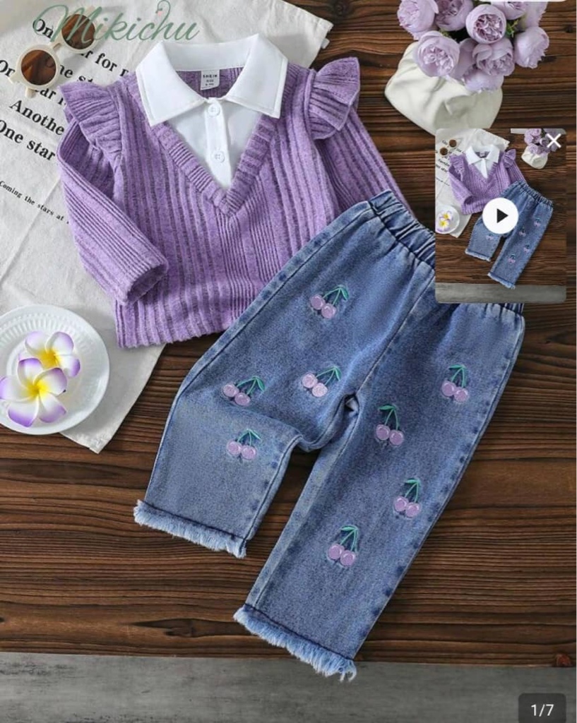 Set de 2 piezas outfit para niñas pequeñas - Blusa blanca con estampado de cuadros rojos, combinada con jeans de mezclilla con bordado de fresa y puños con flecos. Diseño de moda