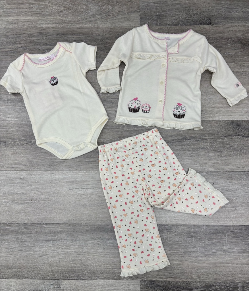 Este conjunto de ropa blanca para bebé niña presenta un delicado cárdigan abotonado con bordados de cupcakes y pantalones a juego con un estampado de corazones pequeños.