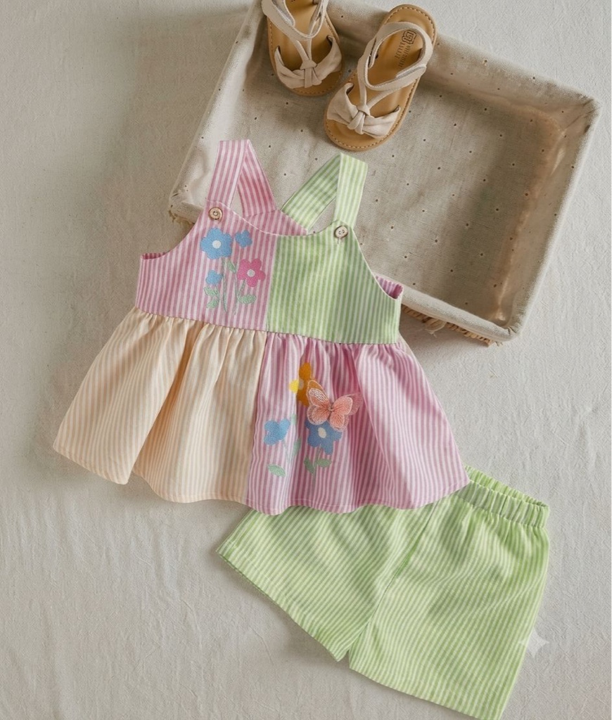 Este conjunto de 2 piezas para bebé niña es de la marca SHEIN modelo Cozy Pixies y presenta un top de tirantes con bloques de color pastel y bordados florales.