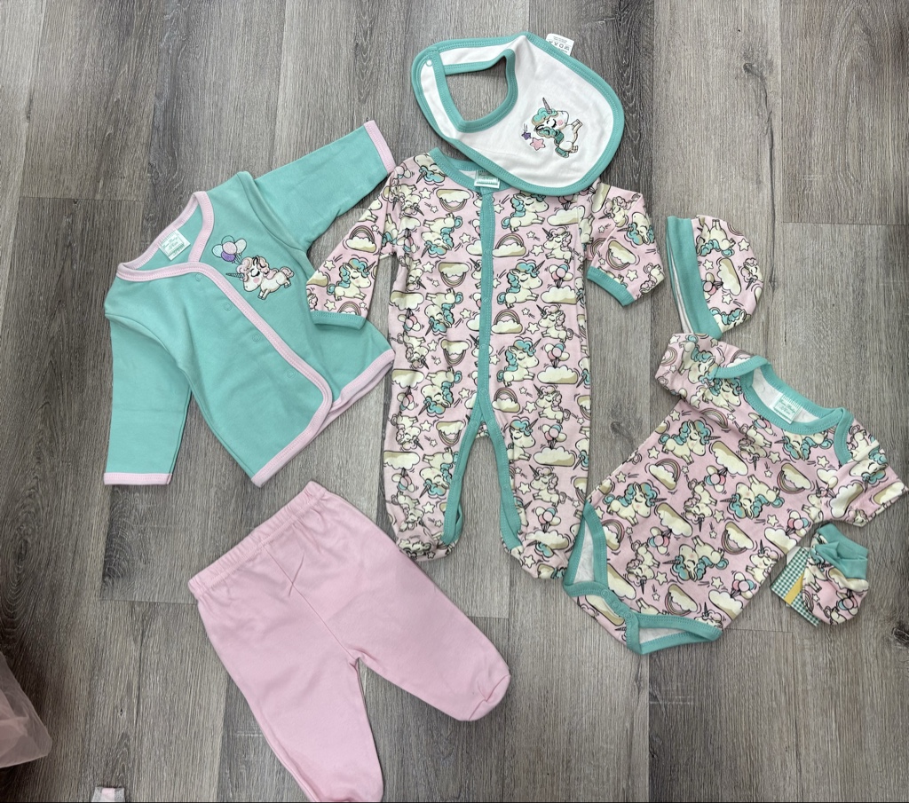 Set de 7 piezas conjunto de ropa para bebé de Vmagic presenta un diseño de unicornios y colores pastel.