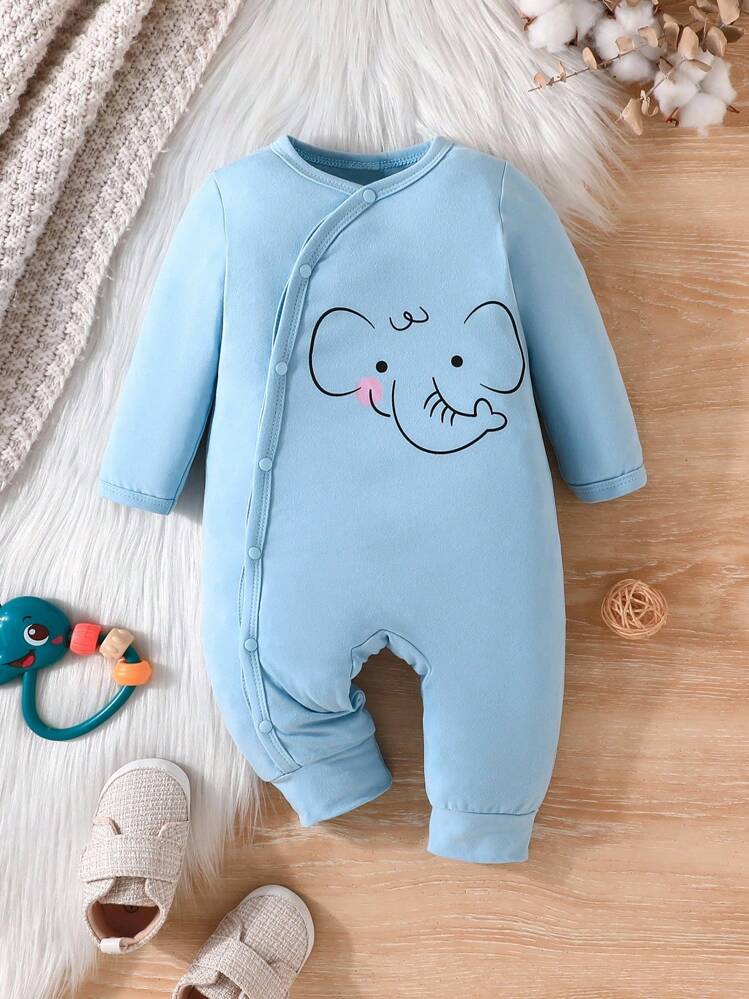 Este mameluco azul celeste para bebé de la marca Playful Pals cuenta con un diseño bordado de un elefante en el pecho y cierre frontal con botones de presión.