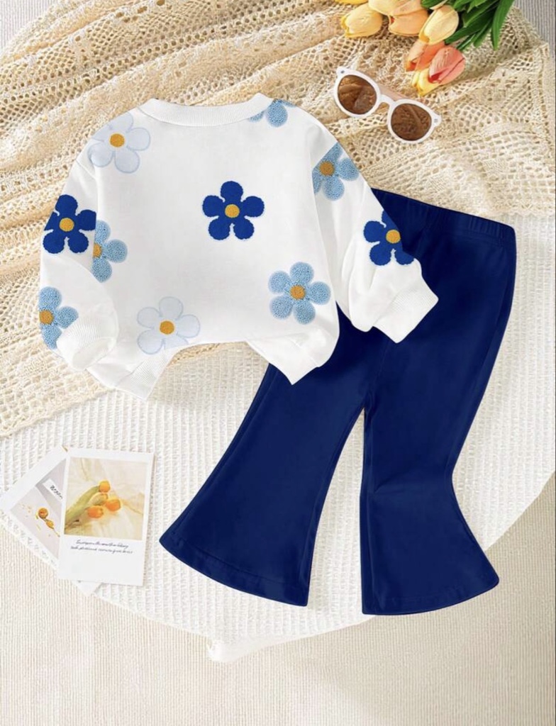 conjunto de bebé de manga larga en color azul marino está decorado con delicados lazos tridimensionales y un sutil acabado de flecos.