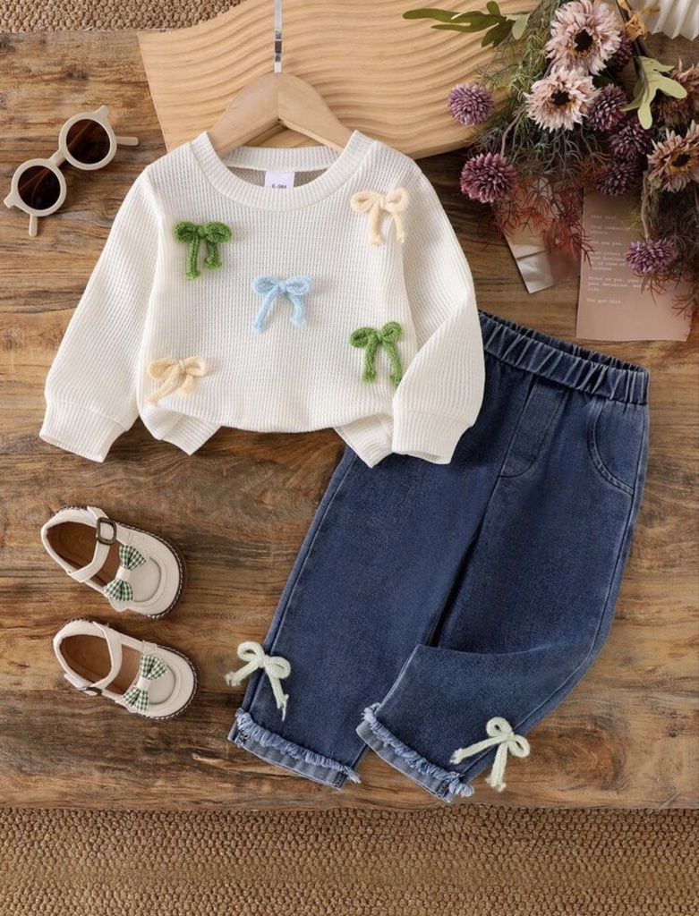 Set de 2 piezas de conjunto casual de primavera/otoño para niña bebé: Camiseta de manga larga de cuello redondo en unicolor con decoración de lazo 3D y pantalones vaqueros de cintura alta con flecos de lazo 3D en el bajo