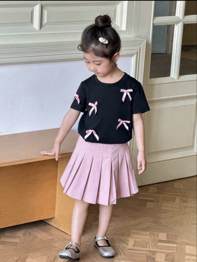 Conjunto casual de niñas jóvenes con camiseta de cuello redondo con lazo 3D en rosa y falda lápiz plisada de unicolor