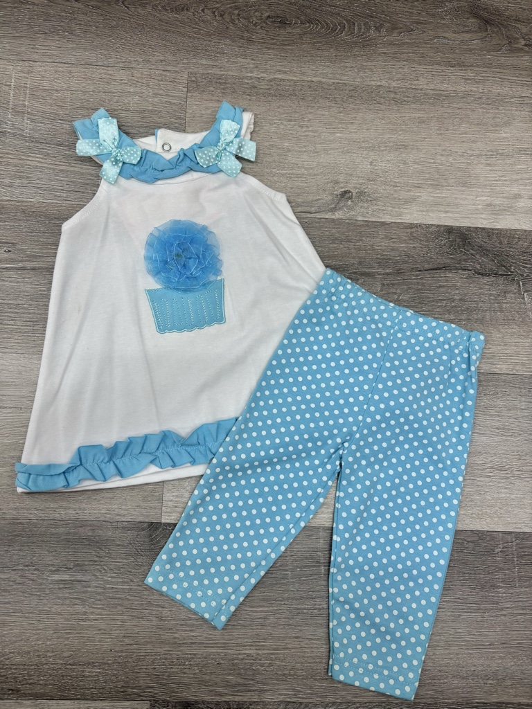 Este conjunto de ropa para bebé de color blanco y azul incluye un diseño de cupcake con lazos.