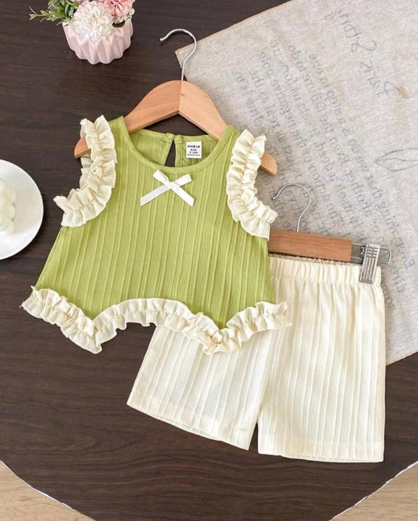 Top de chaleco con volantes y lazo en verde claro, combinado con shorts casuales en color albaricoque, conjunto lindo para uso diario, vacaciones y viajes para niñas bebés